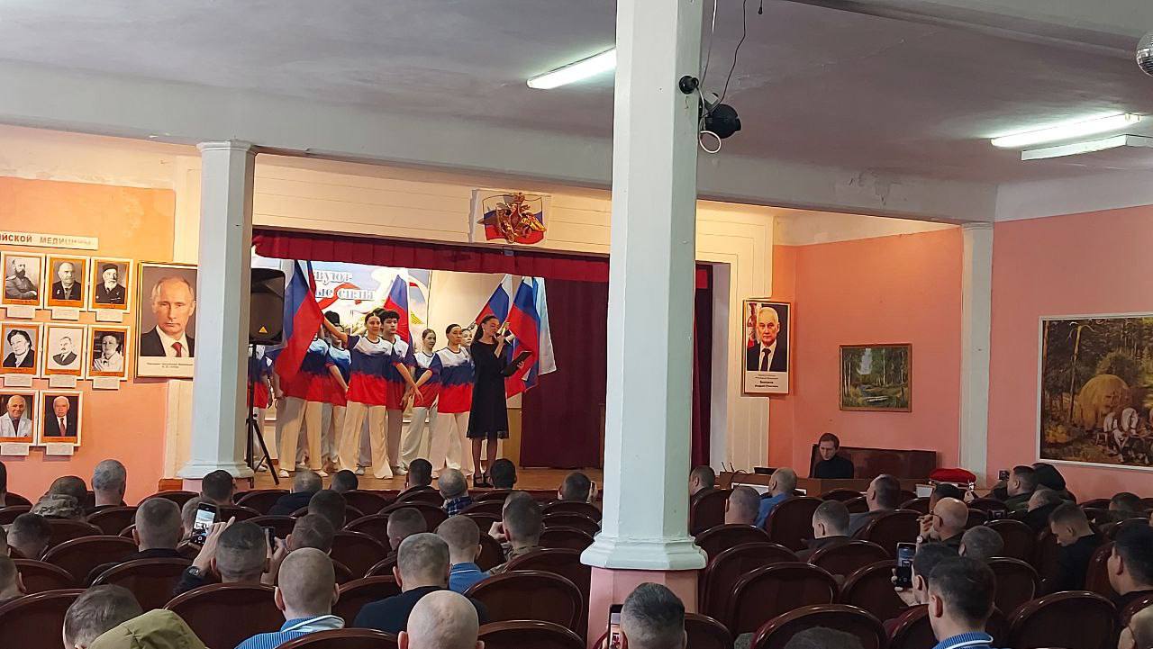 Оренбургские студенты поздравили военнослужащих с Днем защитника Отечества