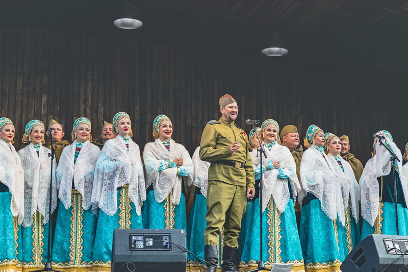 Оренбургский русский народный хор в День Победы дал концерт