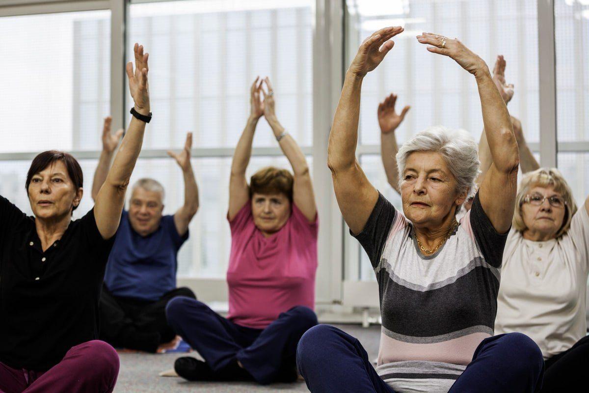 Гимнастика в пожилом возрасте. Физкультура для пожилых. Физкультура для пенсионеров. Лечебная физкультура для пожилых. Занятия для пожилых.