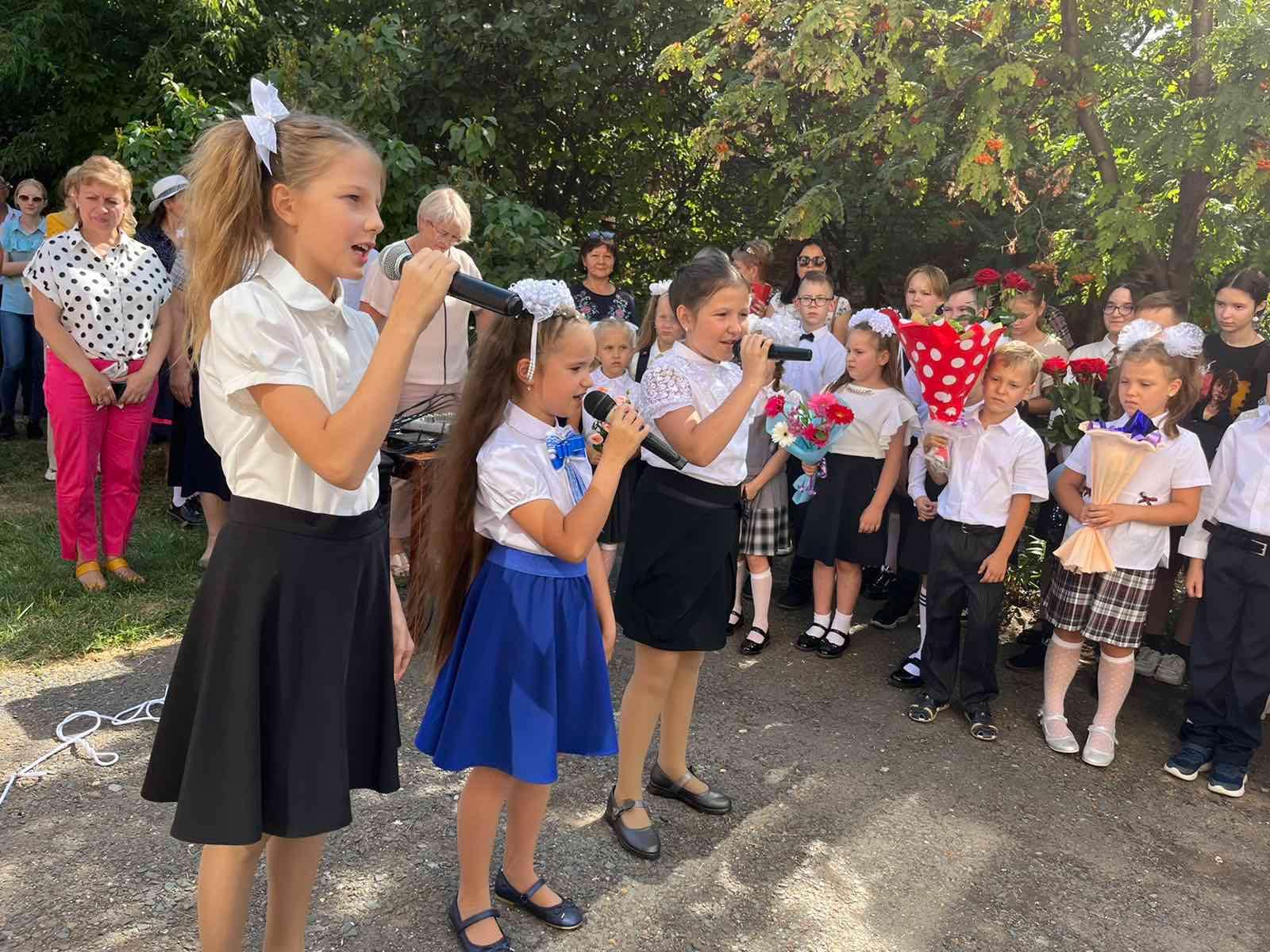 Торжественная линейка, посвященная началу нового учебного года.