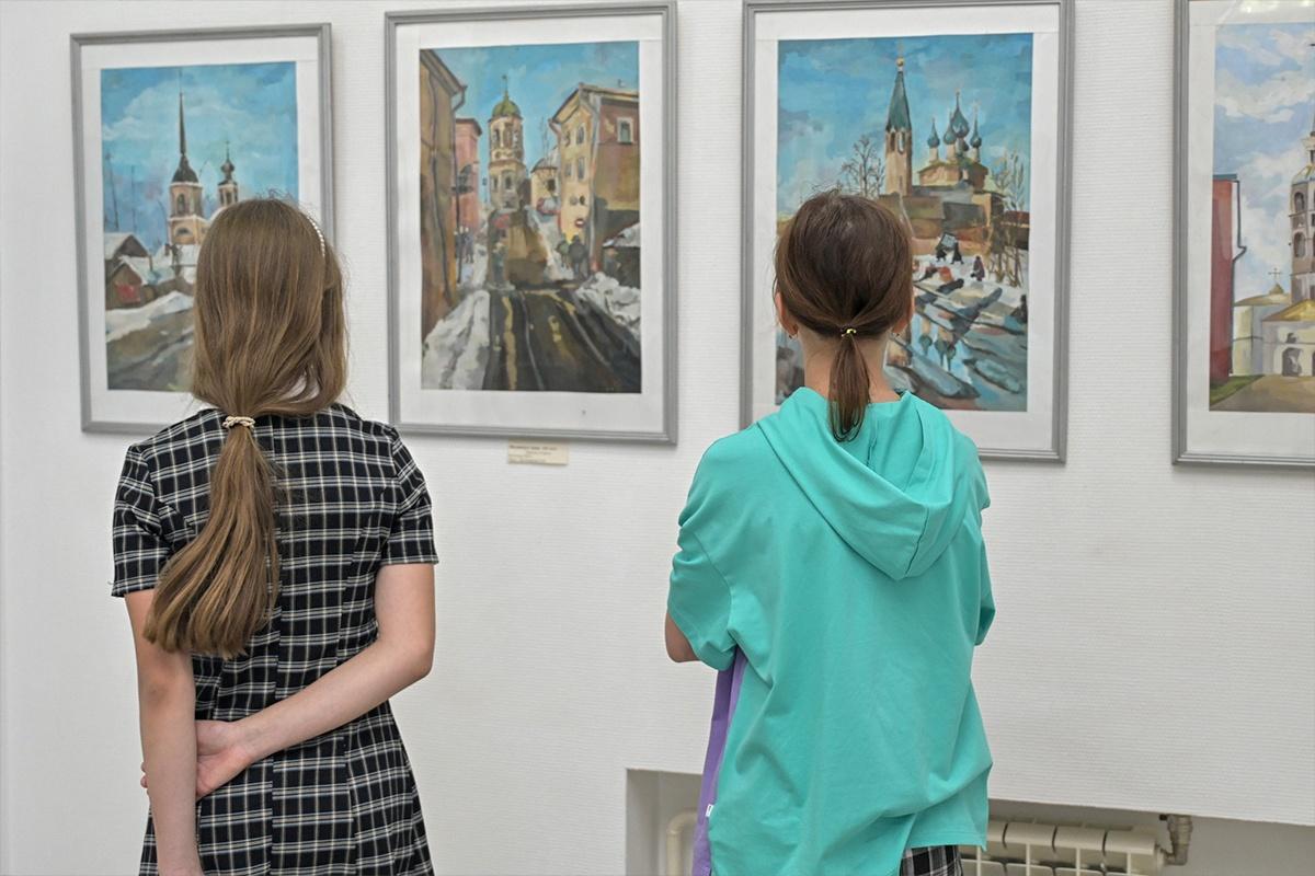 Экскурсия по юбилейной выставке детской художественной школы