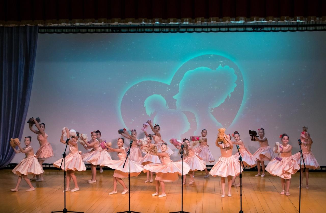 Праздничная программа ко Дню матери «Мама. Любовь. Искусство»