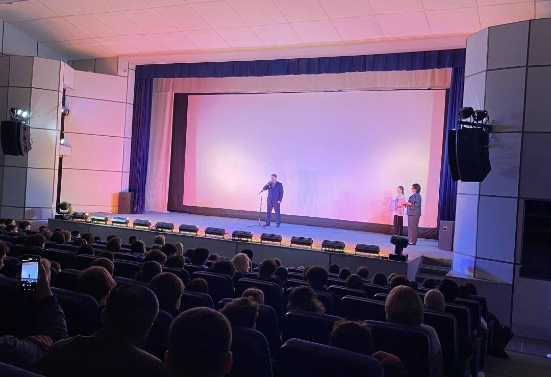 Концертная программа «В памяти храним героем имена!»