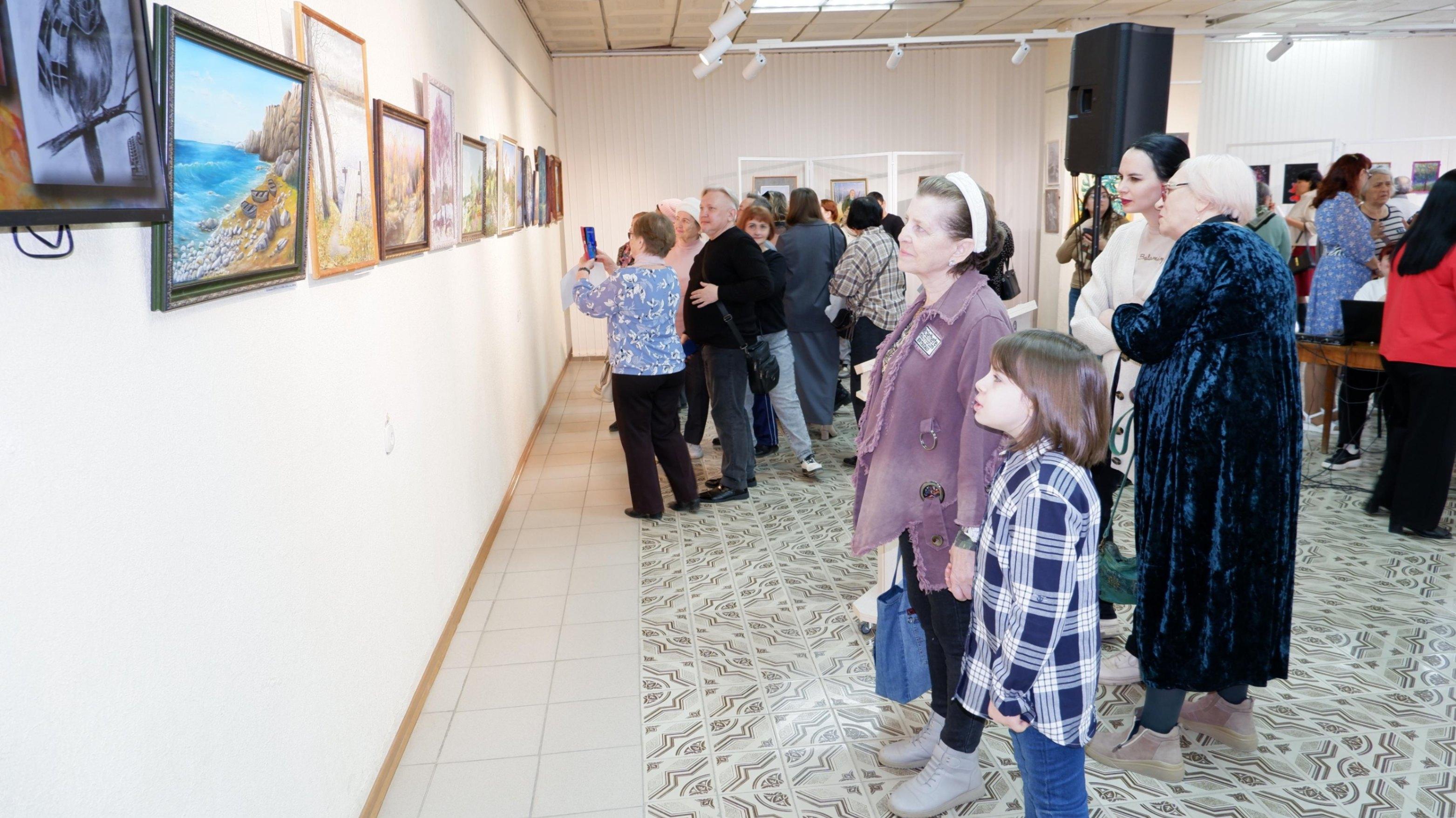 Выставка «Рисуя кистью и душой»