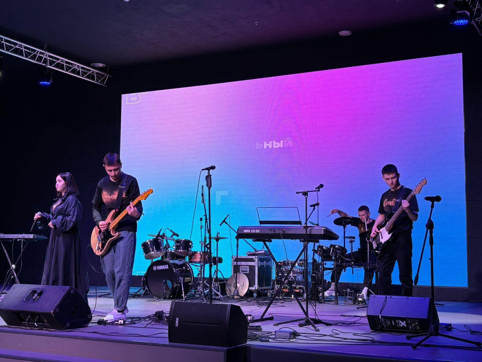 Концертная программа народного вокально-инструментального ансамбля «Лира»