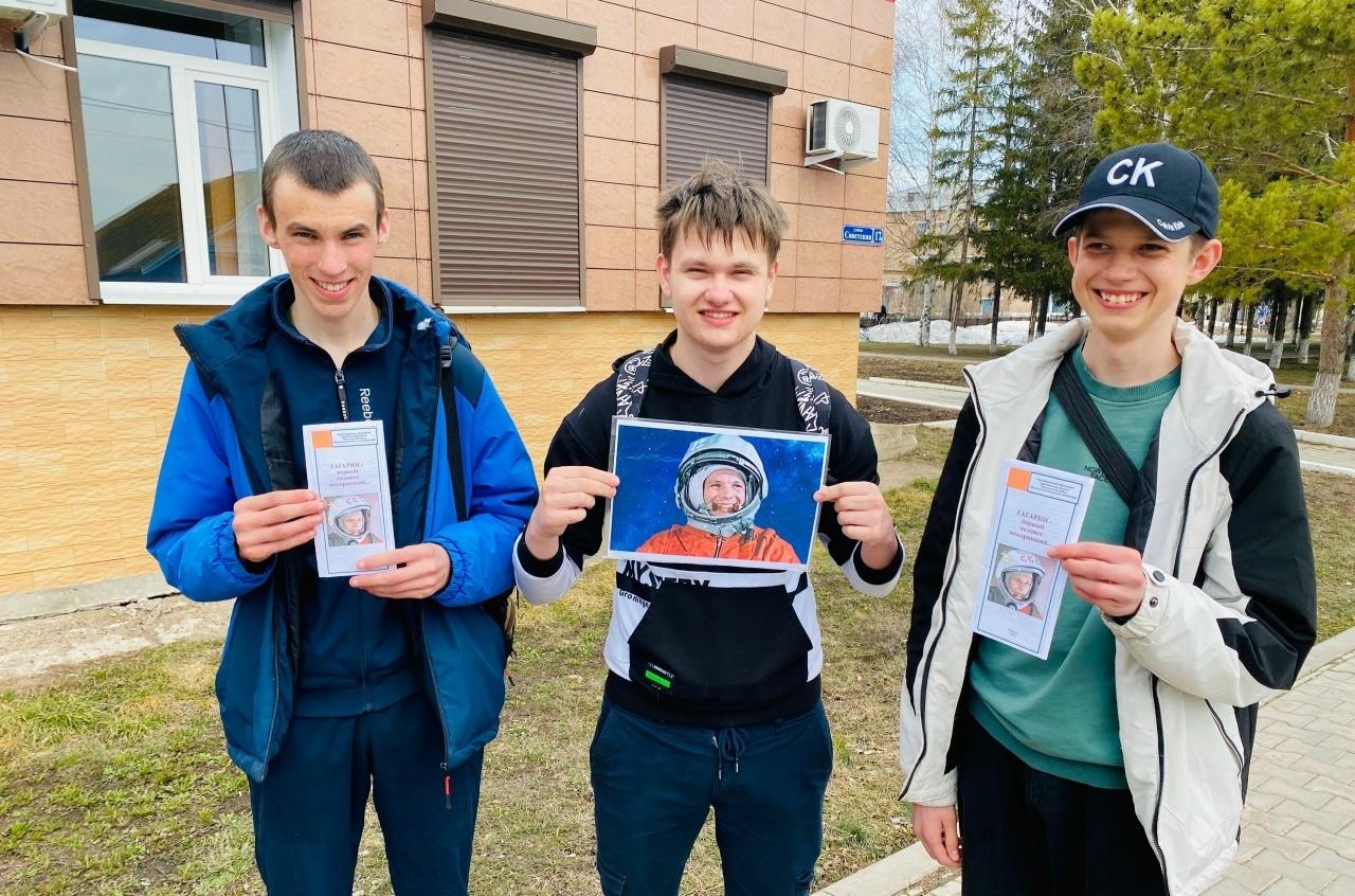 Информационный час «Вознесся в космос человек»