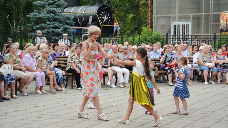 «Лето в парке»: пятничное настроение создадут творческие коллективы из Октябрьского района