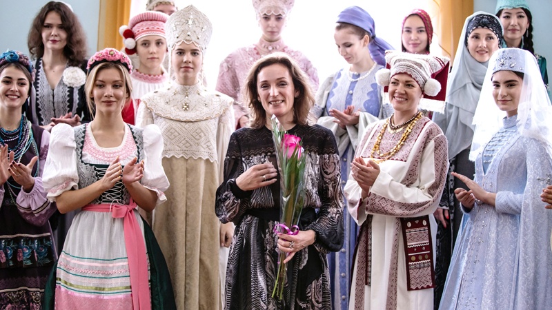 В рамках областного праздника «Дни оренбургского пухового платка» дизайнер Анна Советова представила новую коллекцию «Нити дружбы»