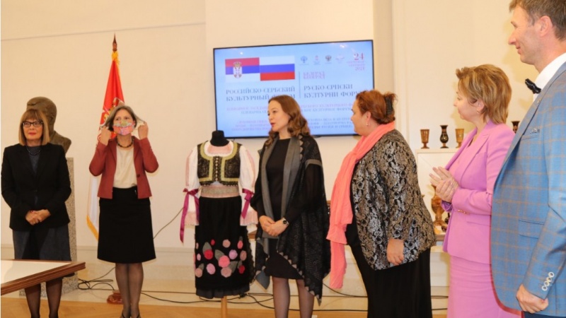 Национальный женский костюм с элементами пухового платка передан в этнографический музей Белграда