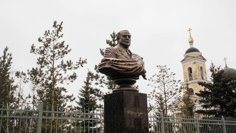 На родине Виктора Черномырдина, в селе Черный Отрог открыли памятник первому премьеру Новой России и основателю Газпрома 